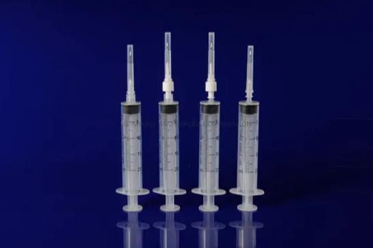 Disposable low-resistance dosage-use syringe